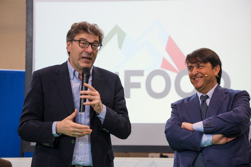 Giancarlo Giorgetti con Vito Romaniello che ha condotto la prima edizione di Alpi Food a Daverio (foto Enrico Scaringi)