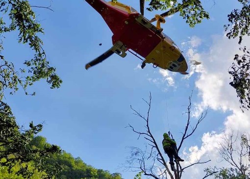 Escursionista scivola alle Cascate del Trallo a Brusimpiano: 75enne elitrasportata al pronto soccorso
