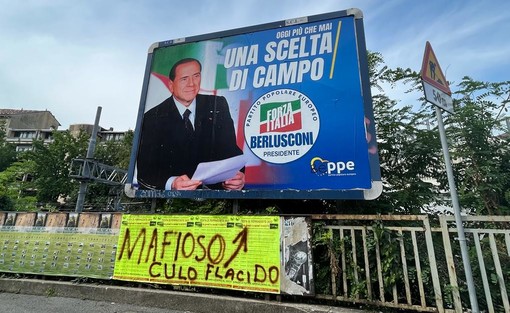 Il manifesto elettorale di Berlusconi e Forza Italia preso di mira in via Nino Bixio a Varese