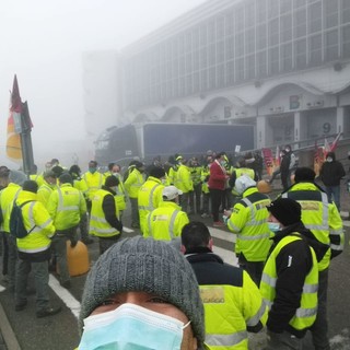 La manifestazione di protesta dei lavoratori in una foto tratta dalla pagina Facebook del Cub Trasporti Lombardia
