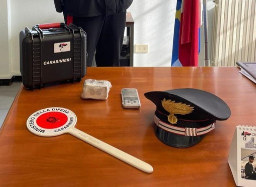 Nuova operazione antispaccio dei carabinieri: rinvenuti 200 grammi di hashish e un bivacco nei boschi di Carnago