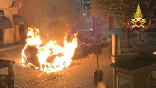 FOTO. Paura nella notte a Como: bruciate due auto parcheggiate