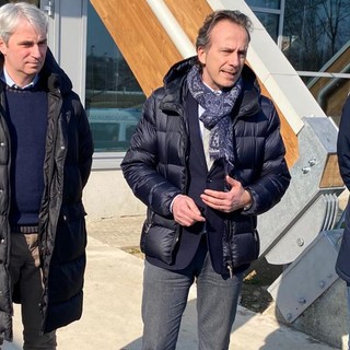 Luca Carignola tra il sindaco Davide Galimberti e il senatore Alessandro Alfieri questa mattina all'ingresso dell'Acinque Ice Arena di Varese