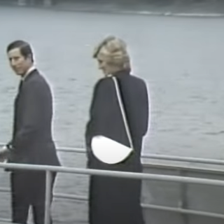 Carlo d'Inghilterra e la principessa Diana all'imbarcadero di Laveno in una foto tratta dal video del servizio girato da Televerbano