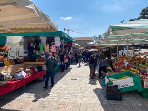 Al mercato di piazza Repubblica arrivano i produttori locali: «Riportiamo in città il valore aggiunto che distingueva il vecchio ortomercato»