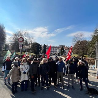 La protesta dei lavoratori di Malpensa fuori dalla Prefettura