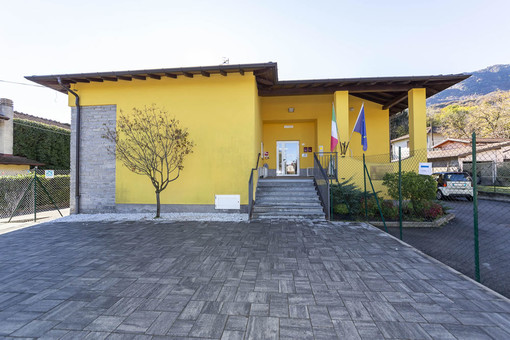 L'ingresso della scuola primaria di Mesenzana in una foto dal sito web dell'istituto Zuretti