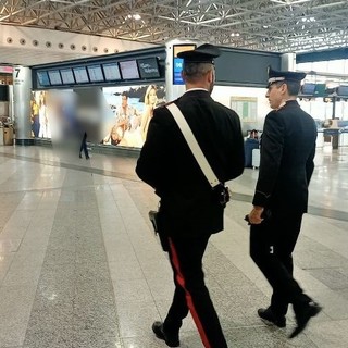 Tassista abusivo pizzicato dai carabinieri a Malpensa: controllate anche 12 persone senza fissa dimora che stazionavano in aeroporto