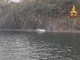 VIDEO. I vigili del fuoco recuperano un motoscafo alla deriva sul lago Maggiore