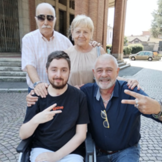 Nicolò Maja insieme ai nonni e al sindaco di Samarate Enrico Puricelli