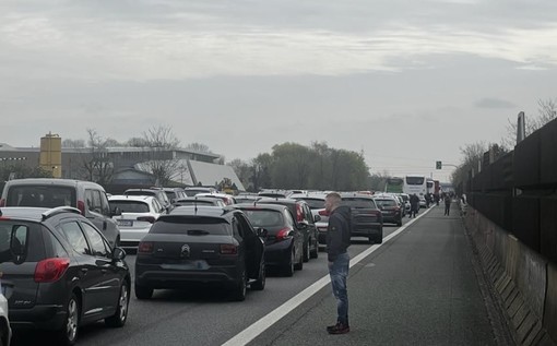 FOTO. Traffico in tilt in A8 dopo l'incidente, automobilisti bloccati: «Aspettiamo da quasi due ore»