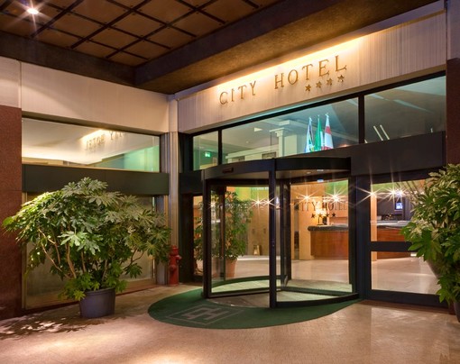 L'ingresso del City Hotel di Varese dalla pagina Facebook dell'albergo