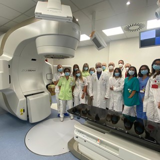 Nella foto, il nuovo acceleratore lineare con l'équipe della Radioterapia