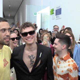 VIDEO E FOTO. Bagno di folla per Mahmood e Blanco a Torino per l'Eurovision