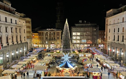 FOTO. La Pro Loco Varese accende il Natale in piazza Monte Grappa: «Aspettavamo questo momento da due anni»