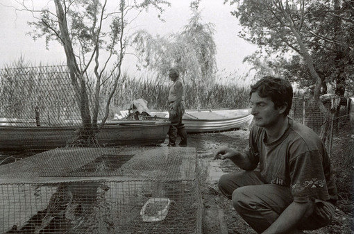 Carlo Bossi, in secondo piano, con il figlio Daniele prima di una battuta di pesca (foto archivio Chiodetti)