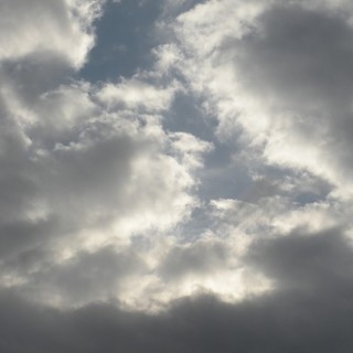 Weekend di nuvole e variabilità con qualche occhiata di sole e rischio rovesci. Da lunedì stabile e più caldo