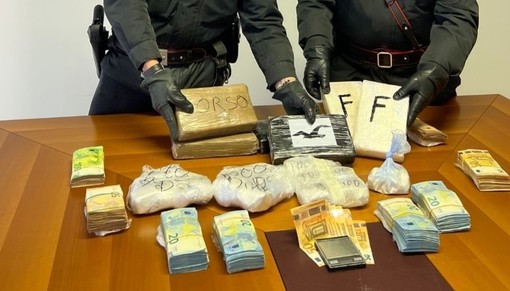 A passeggio con la cocaina per Castellanza. I carabinieri arrestano un uomo con 8 chili di droga