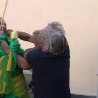 Un'immagine dell'aggressione a Max Laudadio (foto di striscialanotizia.mediaset.tv)