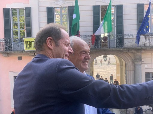 Renzo Oldani davanti a Palazzo Estense insieme a Christian Prudhomme, direttore del Tour de France, prima corsa al mondo, entusiasta della Tre Valli e di Varese