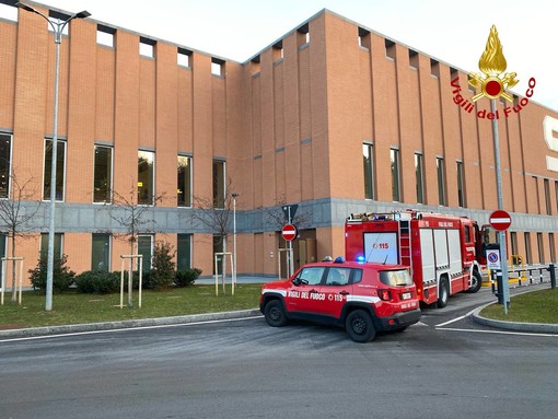 Varese, principio di incendio all'Esselunga di viale Europa: intervengono i vigili del fuoco