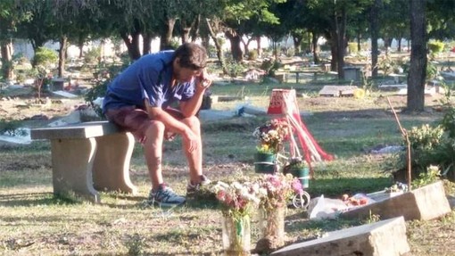 Papà Miguel Ángel si ritrova al cimitero davanti alla tomba del figlio per ascoltare alla radiolina le partite della squadra del cuore del suo Nahuel, scomparso in un incidente d'auto a 19 anni nel 2016 di ritorno da una trasferta del San Martín