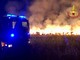 Maxi incendio a Caronno Pertusella: cento rotoballe di fieno in fiamme. Vigili del fuoco a protezione di case e ferrovia