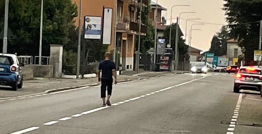 VIDEO Varese, uomo percorre viale Borri in mezzo alla strada tra le auto